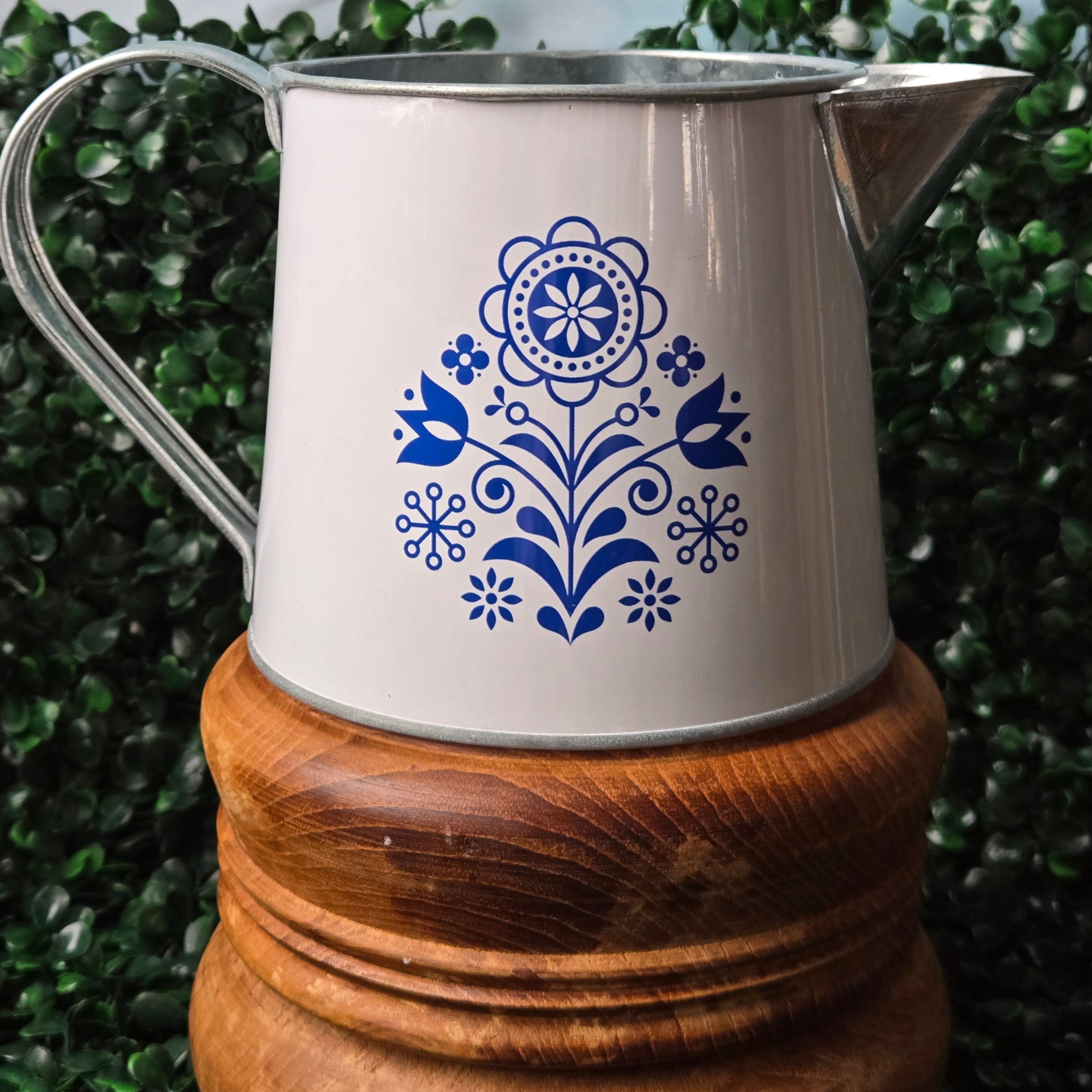 Decorative Nordic style pitcher * Curated Secondhand * Metal Tin